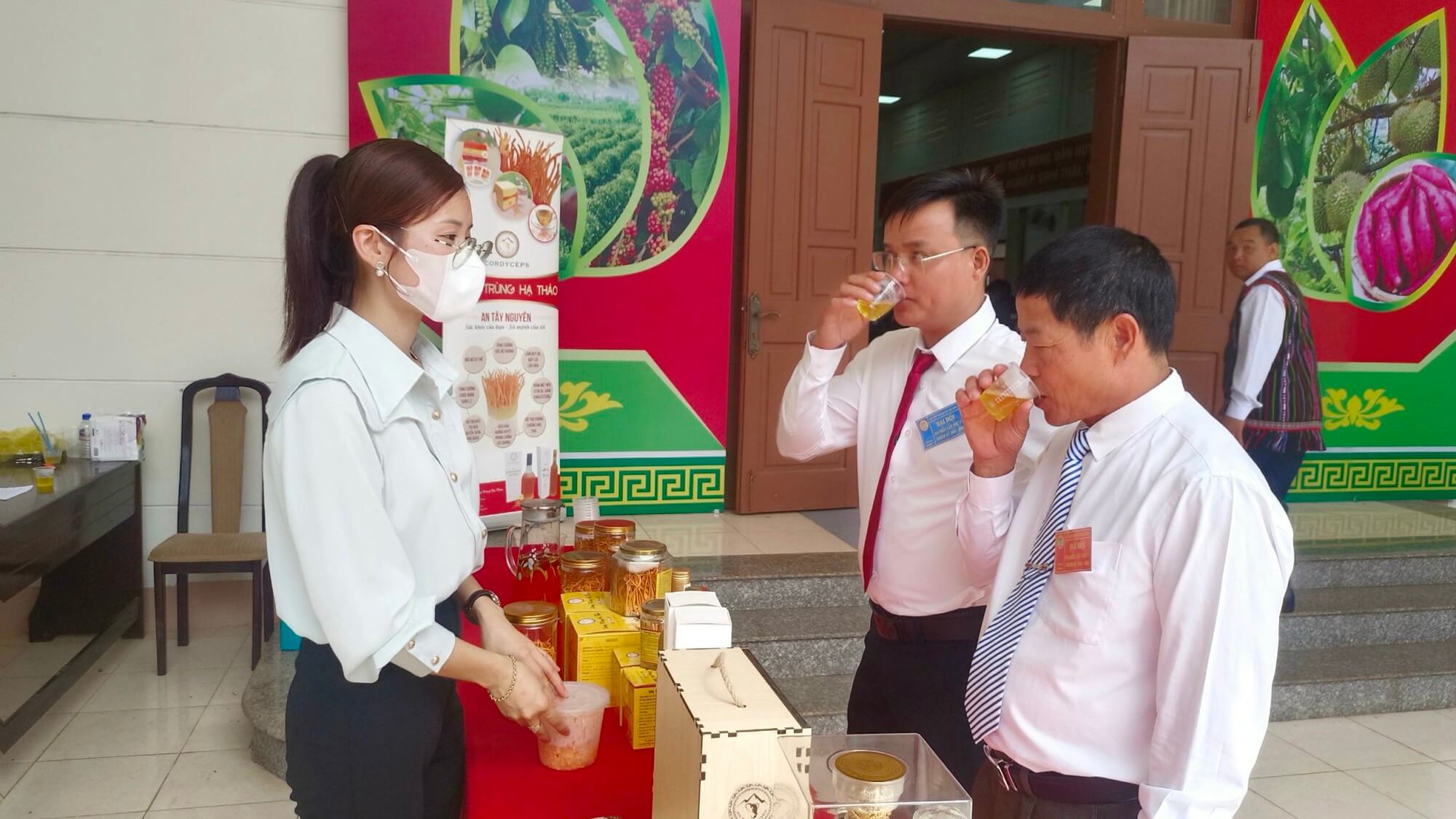 Các đại biểu dự một hội nghị đã thưởng thức và đánh giá cao các sản phẩm đông trùng hạ thảo của Đắk Nông